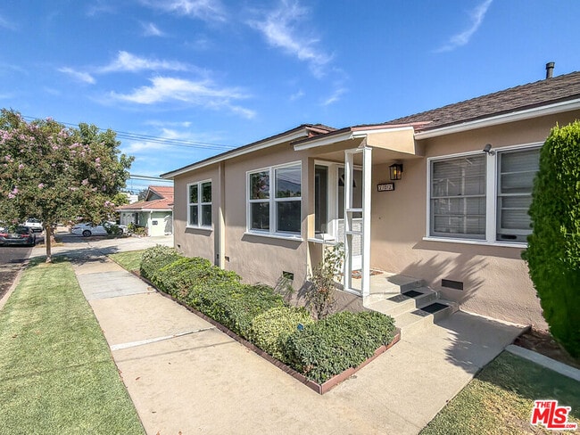 Photo - 202 E Grand Ave