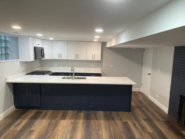 Building Photo - 945 N La Grange Rd Rental