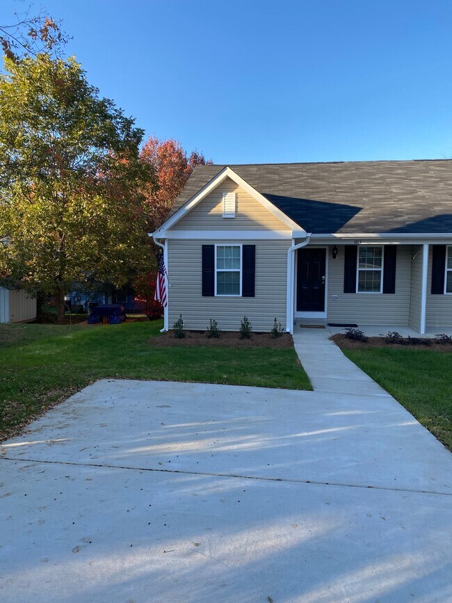 Photo - 1813 Alyssum Pl