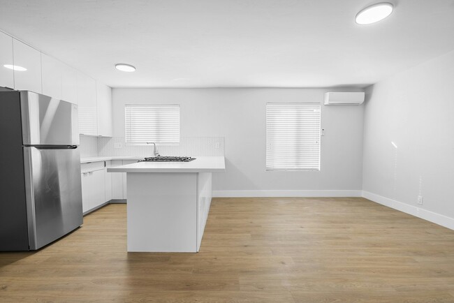 Building Photo - 3167 Landis St Unit 2