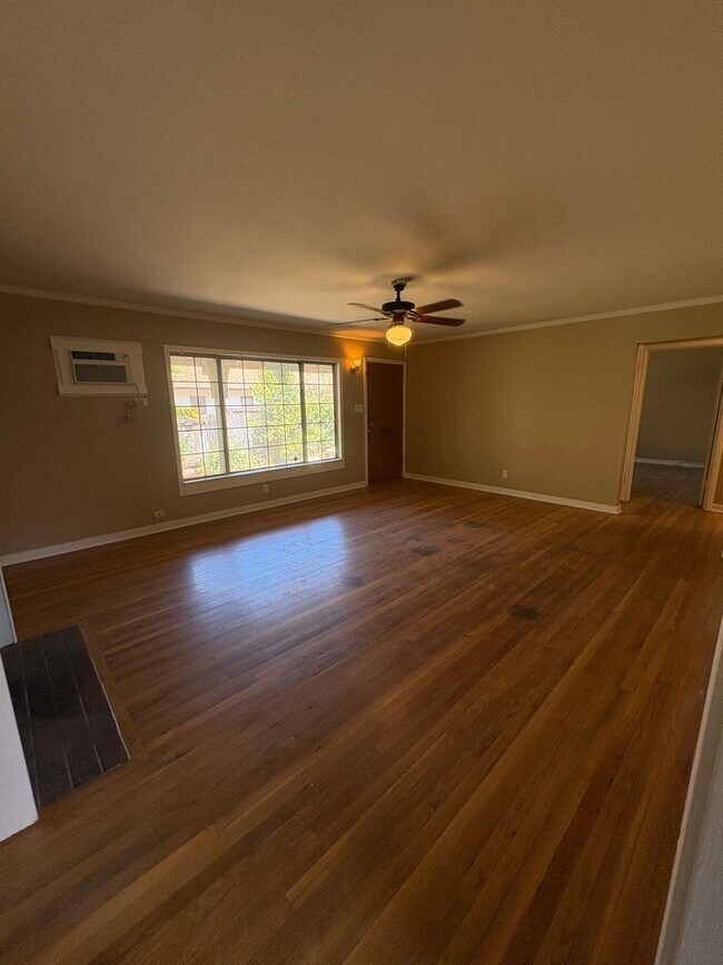 Photo - 2450 Ione St
