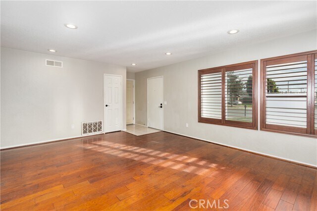 Photo - 121 Genoa Way