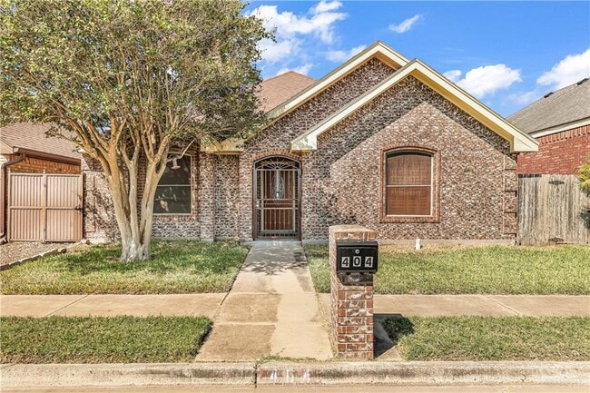 Building Photo - 15 Quamasia Ave