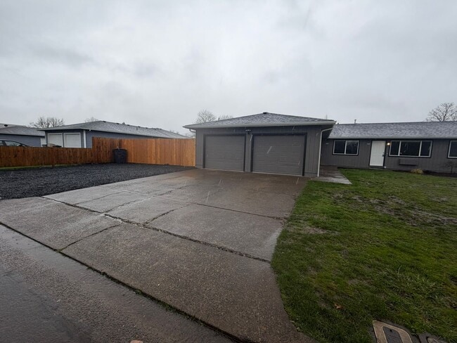 Building Photo - Newly Remodeled 2 Bedroom!