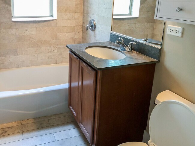 Photo - 1847 W Cornelia Ave Unidad 1849-1