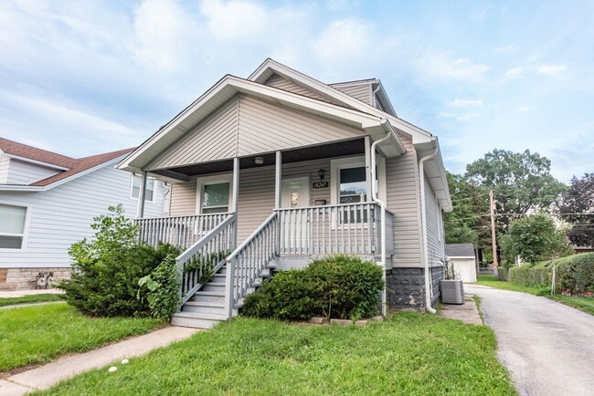 Building Photo - 18247 Roy St