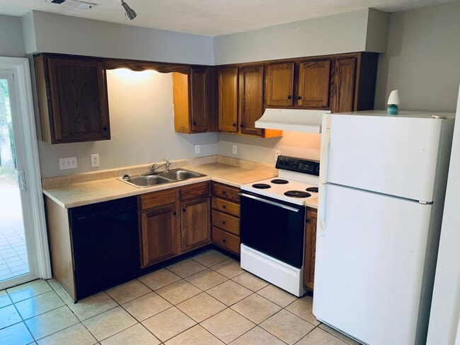 Photo - 1100 Chinook St