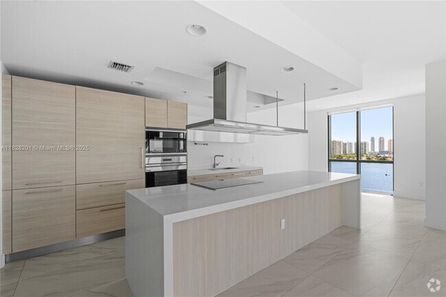 Building Photo - 17111 Biscayne Blvd Rental
