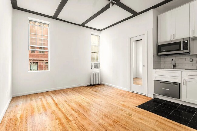 Building Photo - 220 Sullivan St Rental