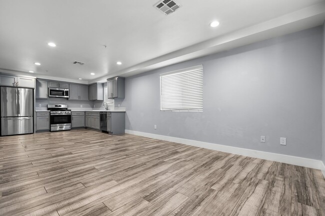 Photo - Beautiful 4 Bed / 3 Bath townhouse with PARKING & IN-UNIT LAUNDRY! Unit 960 1/2 Breed St.