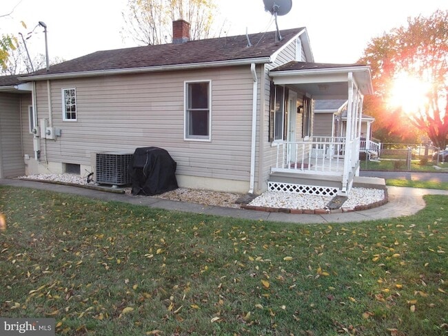 Photo - 203 W 5th Ave