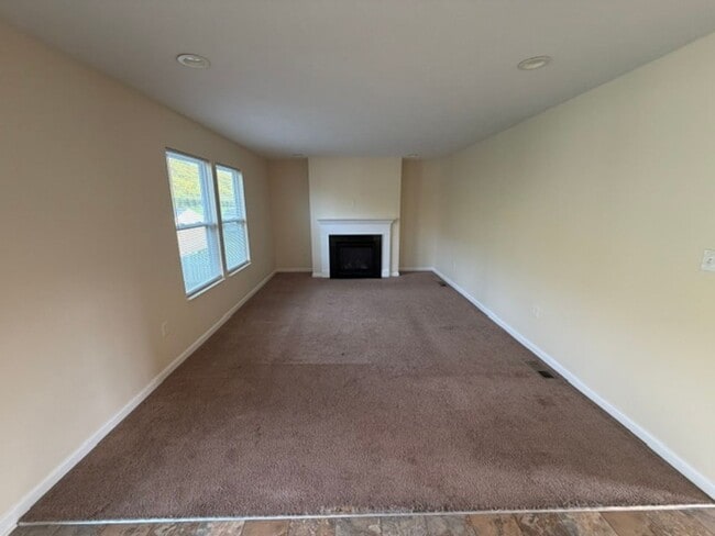 422 Labrador Ln