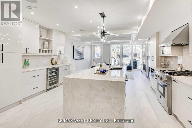 Photo - 94 Lake Crescent