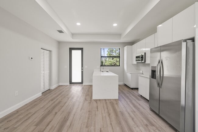 Photo - 934 Binkley St E