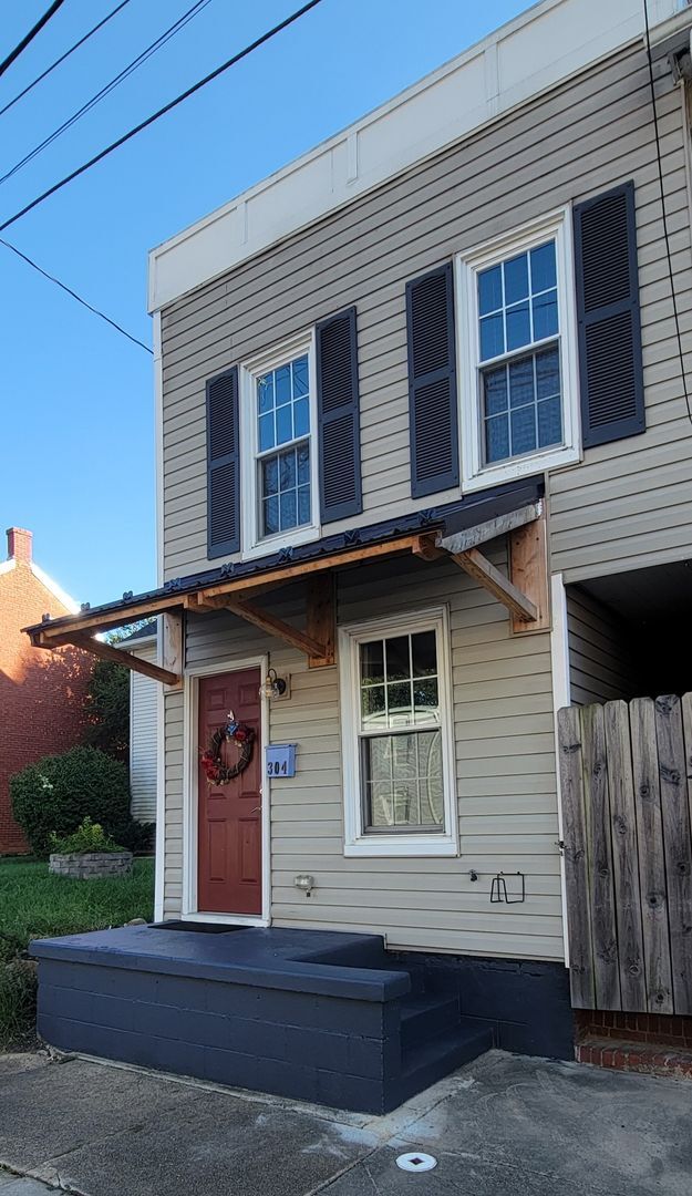 Photo - Beautifully Maintained Townhome in Downtow...