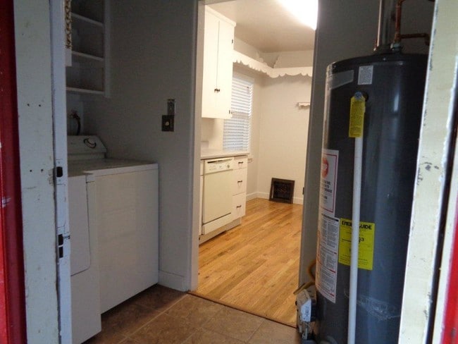 Building Photo - 916 W Adams Ave Unit 0