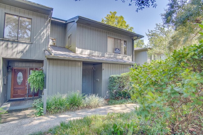 Building Photo - 2 Bedroom, 2.5 Bath Townhome with Easy Acc...