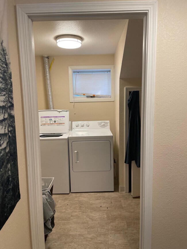 Lavadora y secadora fuera de la unidad. - 3612 Arkansas Dr Unidad B
