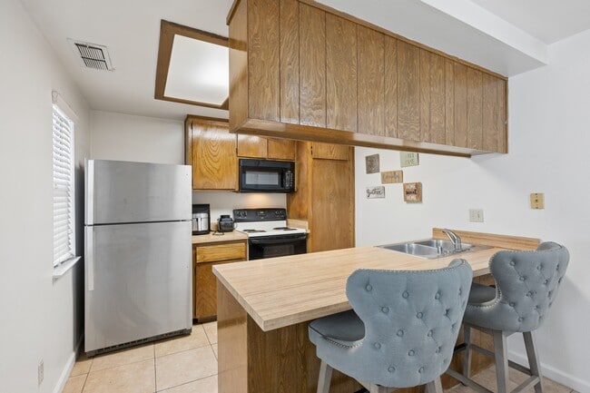 Photo - Laurelwood Oaks