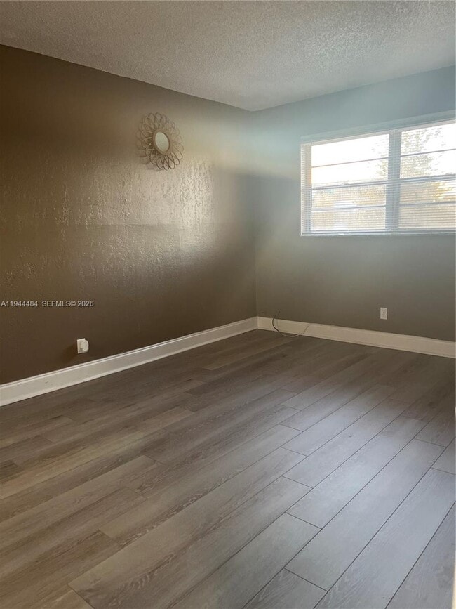 Photo - 2775 Taft St Unidad 305