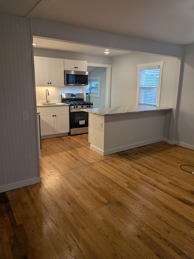 Building Photo - Single Family Home Near the Hospital & Minutes from Downtown Lexington