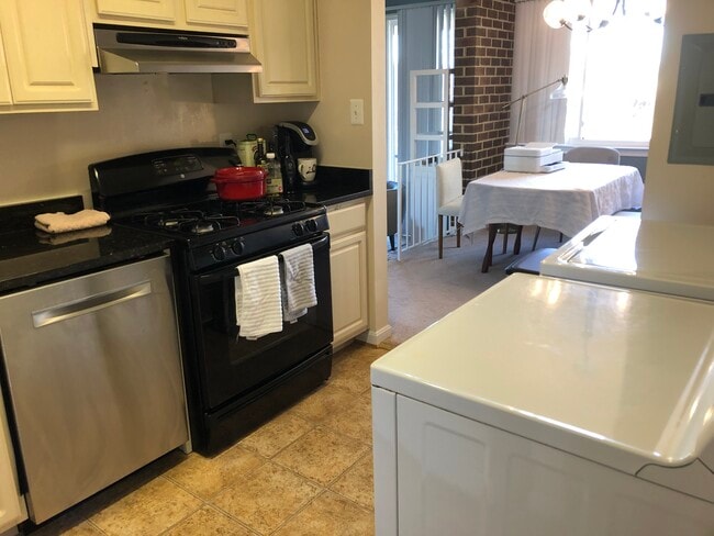 Kitchen - 2103 Walsh View Ter Unidad 302