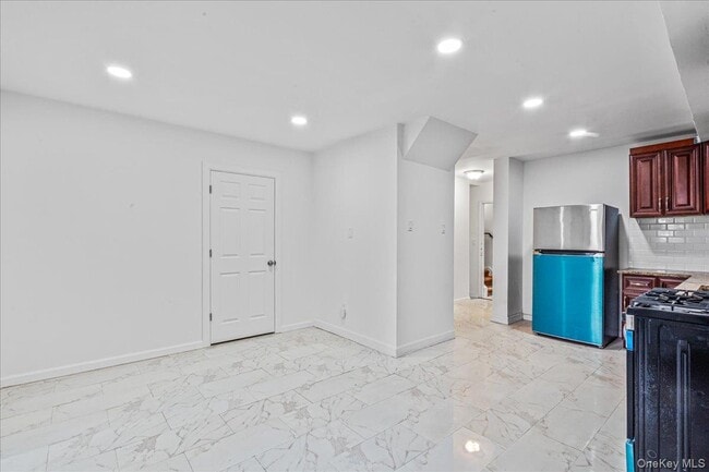 Photo - 953A E 217th St Unidad 1stFloor