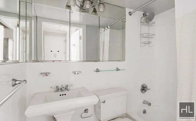 Photo - E 13TH ST. Unidad 4G