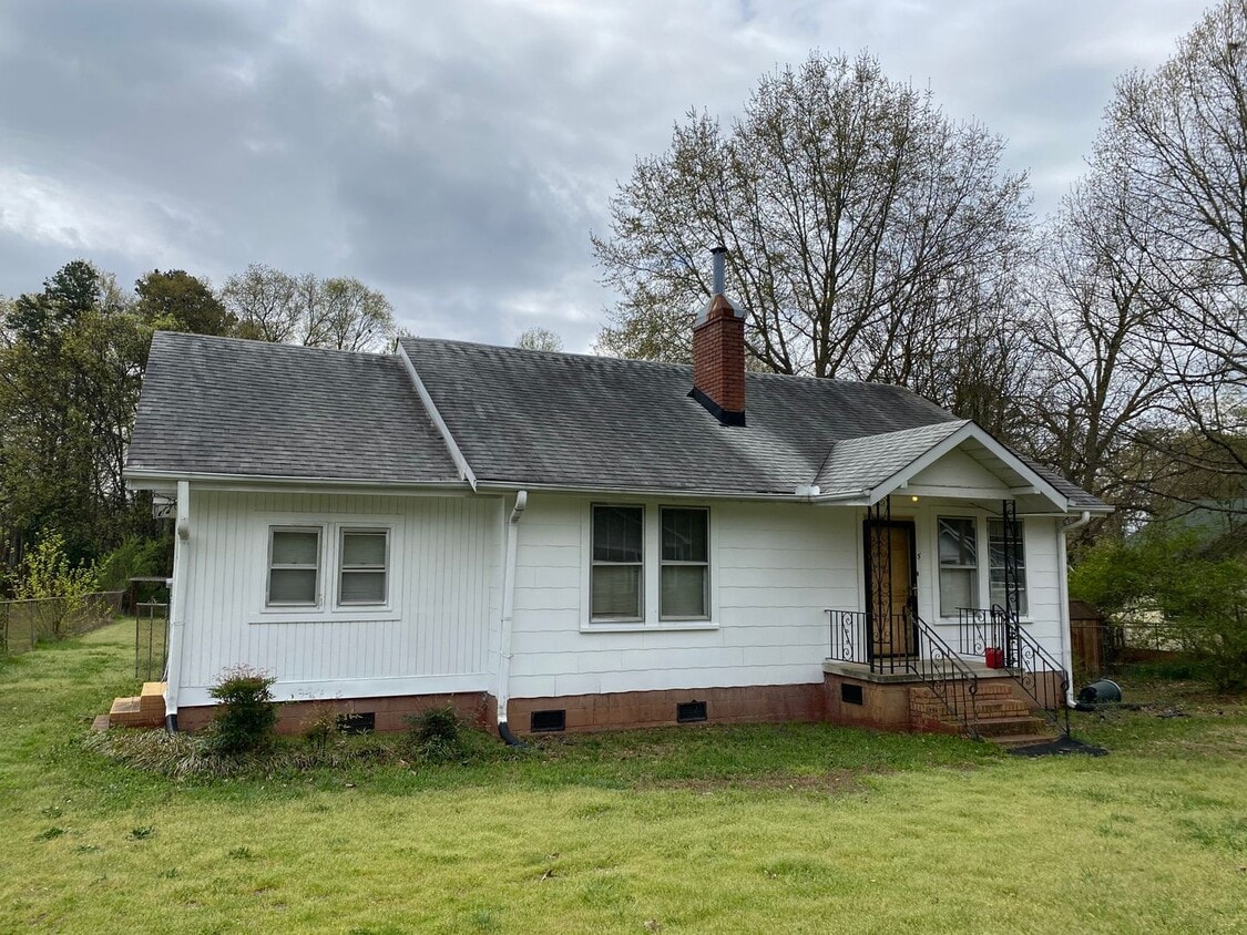 2 Bedroom 1 Bath Home In Greenville ! - 2 Bedroom 1 Bath Home In Greenville !