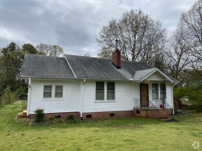 Building Photo - 2 Bedroom 1 Bath Home In Greenville !