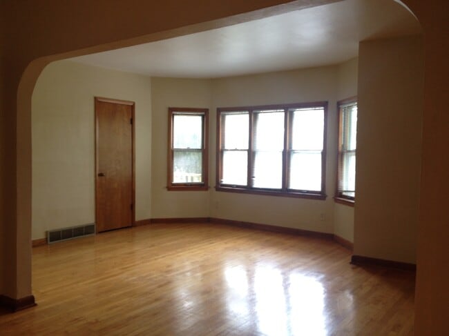 Building Photo - 2421 S Howell Ave Unit UPPER