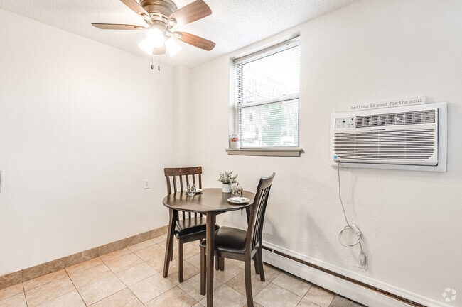 Estudio - 500 pies cuadrados - Modelo - Comedor - Chestnut Arms