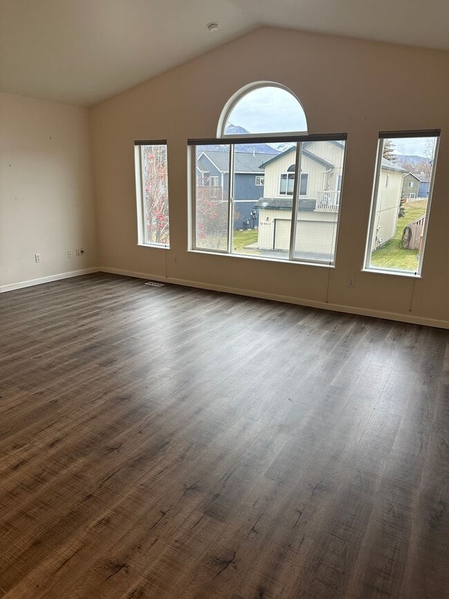 Building Photo - 2 Bedroom/2 Bath House Convenient Location