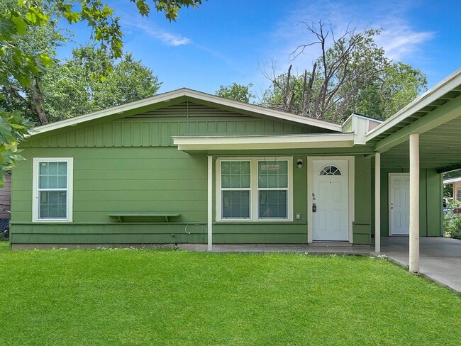 Building Photo - Cozy, Remodeled 2BR with Covered Parking &... Rental