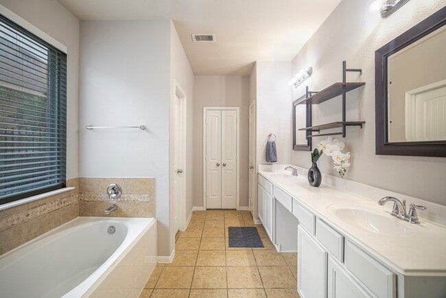 Building Photo - 210 Black Swan Pl