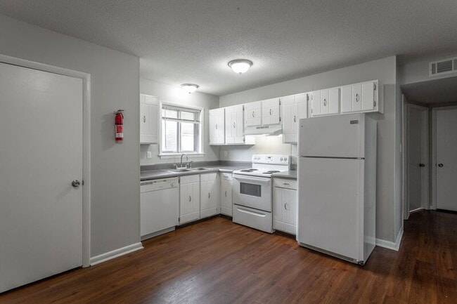Building Photo - 2414 Lyndon Ave Unit 1