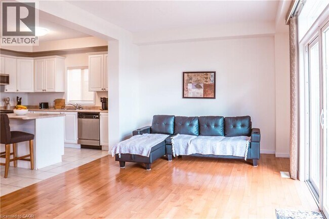 Photo - 456 Beaumont Cres