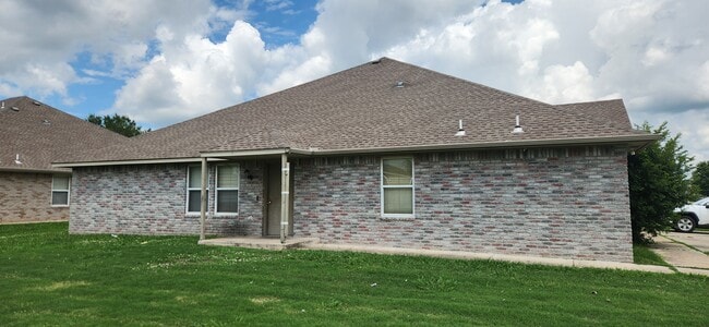 Photo - 1307 Commerce Dr