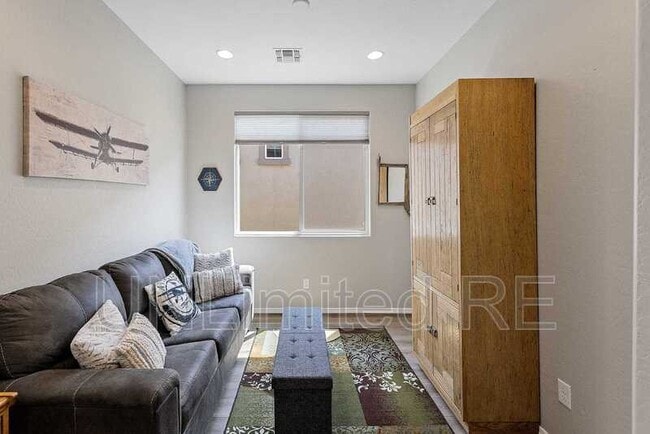 Photo - 1380 Warbler Wy
