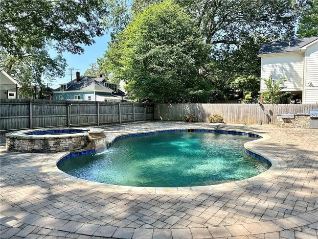 Photo - 1596 Mercer Ave