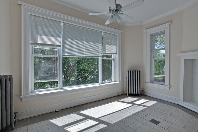 Building Photo - 5121 S Kenwood Ave Unit 1ST