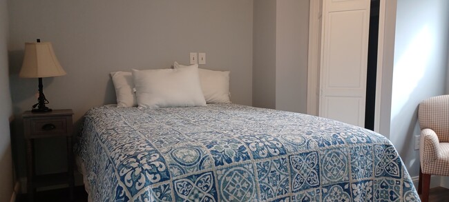 Second BR with Queed bed and TV - 820 Page St House