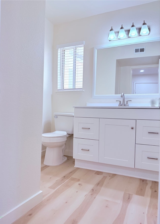 Baño de invitados en la planta baja - 3515 W Avenue J4