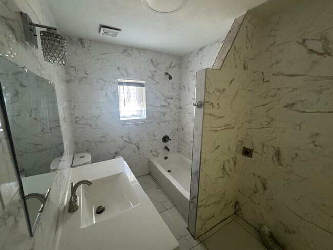 Photo - 332 W Illinois St Unidad 2