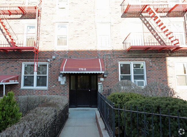 Photo - 770 E 225th St