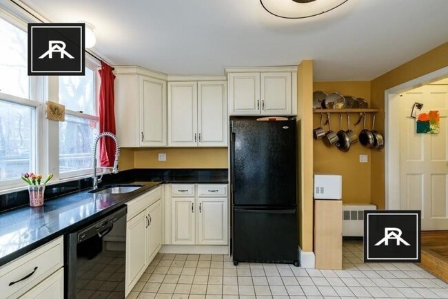 3 bedroom in Brighton MA 02135 - 3 bedroom in Brighton MA 02135 Condo Unit 3