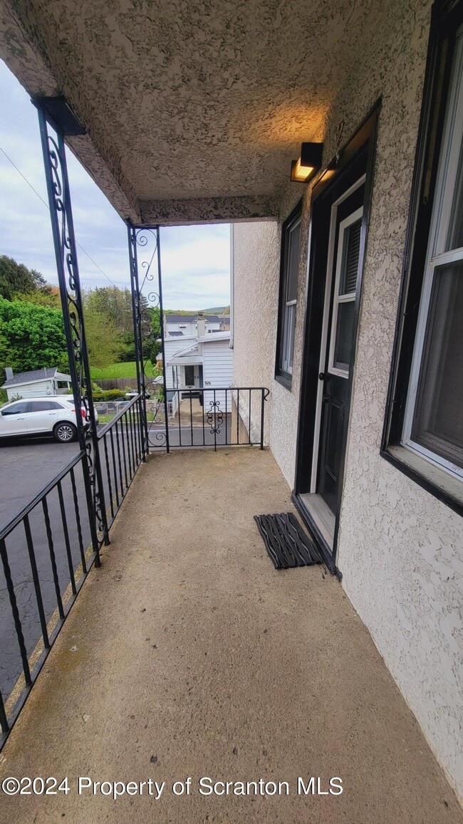 Photo - 864 S Main St