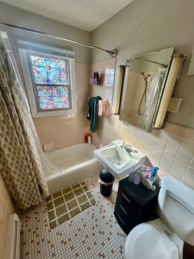 Photo - Available September! - 1 Bed 1 Bath Apartment Unit 17
