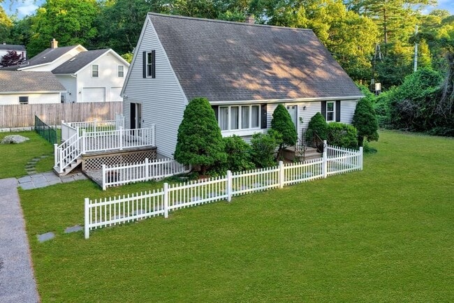 Building Photo - 208 Winnapaug Rd
