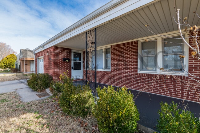 Photo - 1720 S Windsor Rd